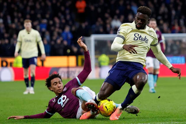 Burnley v Everton, Burnley, UK - 27 December 2025 Tim Iroegbunam of Everton is tackled by Bashir Humphreys of Burnley during the English Premier League Match between Burnley and Everton at Turf Moor on 27 December 2025 in Burnley, England (Photo by Steve Taylor PPAUK) Burnley Turf Moor Lancashire England Copyright: xStevexTaylor PPAUKx PPA-237376