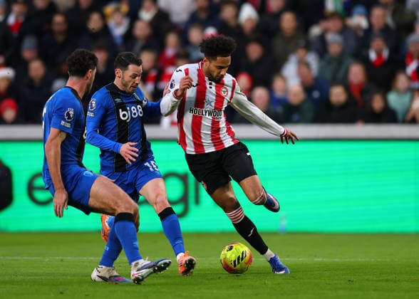 27th December 2025; Gtech Community Stadium, Brentford, London, England; Premier League Football, Brentford versus Bournemouth; Kevin Schade of Brentford challenged by Marcos Senesi and Adam Smith of AFC Bournemouth  JohnxPatrickxFletcher