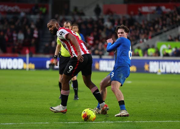 27th December 2025; Gtech Community Stadium, Brentford, London, England; Premier League Football, Brentford versus Bournemouth; Igor Thiago of Brentford challenged by Alex Scott of AFC Bournemouth  JohnxPatrickxFletcher