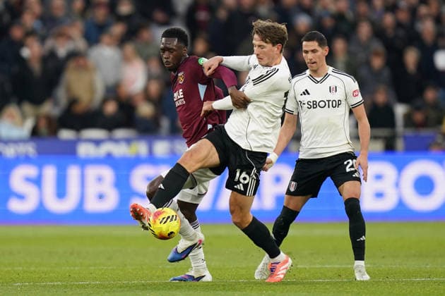 West Ham United v Fulham, Premier League Soungoutou Magassa of West Ham United and Sander Berge of Fulham battling for the ball during the West Ham United v Fulham Premier League match at the London Stadium, London, England on 27 December 2025 Credit: Dylan Hepworth Every Second Media Editorial use only. All images are copyright Every Second Media Limited. No images may be reproduced without prior permission. All rights reserved. Premier League and Football League images are subject to licensing agreements with Football DataCo Limited. see https: www.football-dataco.com Copyright: xIMAGO EveryxSecondxMediax ESM-1725-0039 DylanxHepworthx xEveryxSecondxMediax