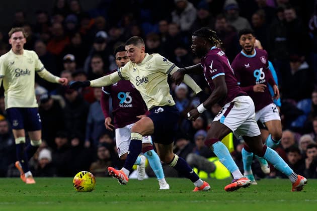 Burnley v Everton, Burnley, UK - 27 December 2025 Vitaliy Mykolenko of Everton feels pressure from Lesley Ugochukwu of Burnley during the English Premier League Match between Burnley and Everton at Turf Moor on 27 December 2025 in Burnley, England (Photo by Steve Taylor PPAUK) Burnley Turf Moor Lancashire England Copyright: xStevexTaylor PPAUKx PPA-237377