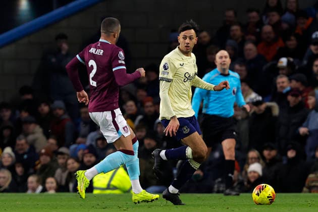 Burnley v Everton, Burnley, UK - 27 December 2025 Dwight McNeil of Everton feels pressure from Kyle Walker of Burnley during the English Premier League Match between Burnley and Everton at Turf Moor on 27 December 2025 in Burnley, England (Photo by Steve Taylor PPAUK) Burnley Turf Moor Lancashire England Copyright: xStevexTaylor PPAUKx PPA-237378