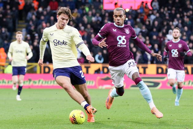 Tyler Dibling (20 Everton) controls the ball during the Premier League match between Burnley and Everton at Turf Moor in Burnley, England on December 27th 2025. Copyright: xSeanxChandlerx xSPPx Sportspressphoto_SPR77186