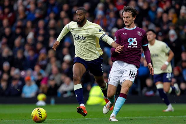 Burnley v Everton, Burnley, UK - 27 December 2025 Beto of Everton battles for the ball with Hjalmar Ekdal of Burnley during the English Premier League Match between Burnley and Everton at Turf Moor on 27 December 2025 in Burnley, England (Photo by Steve Taylor PPAUK) Burnley Turf Moor Lancashire England Copyright: xStevexTaylor PPAUKx PPA-237383