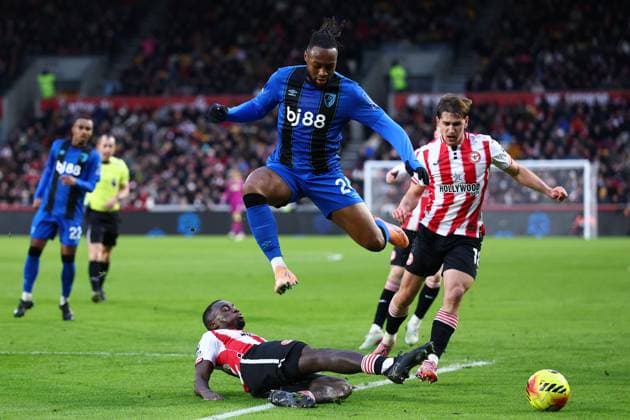 Antoine Semenyo of Bournemouth tackled by Michael Kayode of Brentford Brentford v AFC Bournemouth, Premier League, Football, Gtech Community Stadium, London, UK - 27 Dec 2025London Gtech Community Stadium United Kingdom EDITORIAL USE ONLY No use with unauthorised audio, video, data, fixture lists, club league logos or live services. Online in-match use limited to 120 images, no video emulation. No use in betting, games or single club league player publications.  Copyright: xSimonxDael Shutterstockx 16213161ai