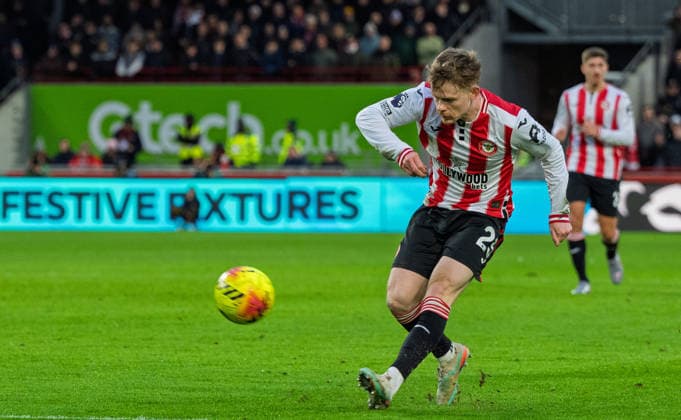 Brentford v Bournemouth Premier League Keane Lewis-Potter of Brentford crosses the ball during the Premier League match at the Gtech Community Stadium, Brentford 27 12 2025 UK Newspapers OUT Copyright: xGraemexWilcocksonx FIL-22701-0060