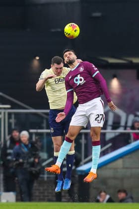 Burnley v Everton, Premier League Michael Keane Of Everton heads the ball ahead of Armando Broja Of Burley during the Burnley v Everton Premier League match at Turf Moor, Burnley, England on 27 December 2025 Credit: Lee Keuneke Every Second Media Editorial use only. All images are copyright Every Second Media Limited. No images may be reproduced without prior permission. All rights reserved. Premier League and Football League images are subject to licensing agreements with Football DataCo Limited. see https: www.football-dataco.com Copyright: xIMAGO EveryxSecondxMediax ESM-1726-0068 LeexKeunekex xEveryxSecondxMediax