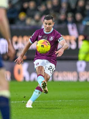 Burnley v Everton Premier League Josh Cullen of Burnley during the Premier League match at Turf Moor, Burnley 27 12 2025 UK Newspapers OUT Copyright: xKarlxVallantinex FIL-22702-0063