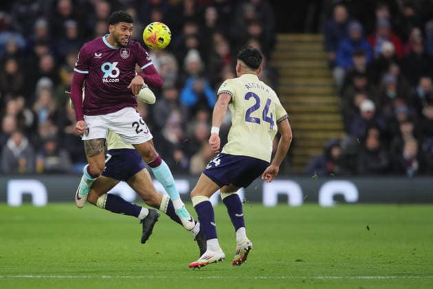 Burnley v Everton, Premier League Josh Laurent of Burnley and Carlos Alcaraz of Everton during the Premier League match between Burnley and Everton at Turf Moor, Burnley, UK on 27 December 2025. Burnley Turf Moor Lancashire UK Editorial use only DataCo restrictions apply See www.football-dataco.com , Copyright: xAlunxRobertsx PSI-23469-0046
