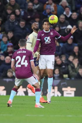 Burnley v Everton, Premier League Bashir Humphreys of Burnley and Beto of Everton during the Premier League match between Burnley and Everton at Turf Moor, Burnley, UK on 27 December 2025. Burnley Turf Moor Lancashire UK Editorial use only DataCo restrictions apply See www.football-dataco.com , Copyright: xAlunxRobertsx PSI-23469-0055