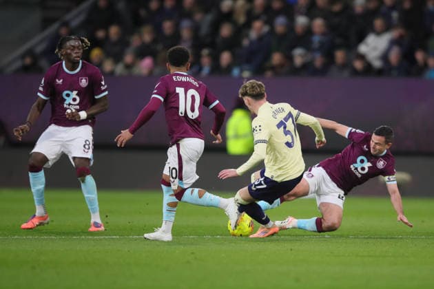 Burnley v Everton, Premier League Josh Cullen of Burnley and James Garner of Everton during the Premier League match between Burnley and Everton at Turf Moor, Burnley, UK on 27 December 2025. Burnley Turf Moor Lancashire UK Editorial use only DataCo restrictions apply See www.football-dataco.com , Copyright: xAlunxRobertsx PSI-23469-0056