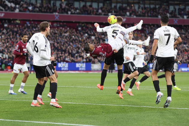 West Ham v Fulham 27th December 2025, London - Premier League Football - West Ham United v Fulham - Crysencio Summerville of West Ham United attempts an overhead kick - Photo: Charlotte Wilson Offside. London UK Copyright: xCharlottexWilsonx xOffsidexOffside