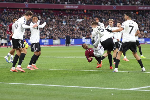 West Ham v Fulham 27th December 2025, London - Premier League Football - West Ham United v Fulham - Crysencio Summerville of West Ham United falls to the ground after attempting an overhead kic - Photo: Charlotte Wilson Offside. London UK Copyright: xCharlottexWilsonx xOffsidexOffside