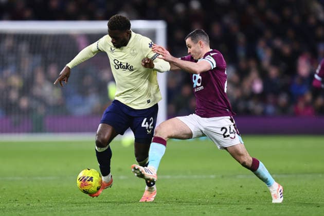 Tim Iroegbunam of Everton and Josh Cullen of Burnley Burnley v Everton, Premier League, Football, Turf Moor, Burnley, UK - 27 Dec 2025Burnley Turf Moor United Kingdom EDITORIAL USE ONLY No use with unauthorised audio, video, data, fixture lists, club league logos or live services. Online in-match use limited to 120 images, no video emulation. No use in betting, games or single club league player publications. Copyright: xPhilxOldham Shutterstockx 16213162ar