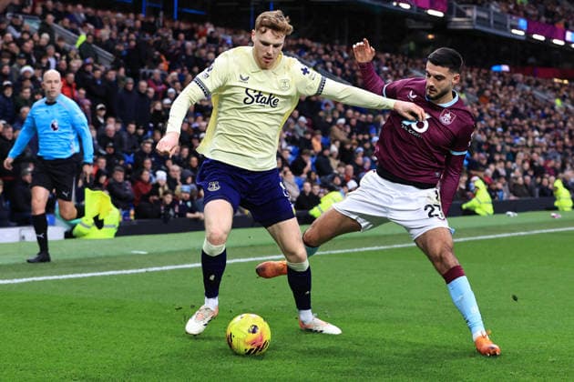 27th December 2025; Turf Moor, Burnley, Lancashire, England; Premier League Football, Burnley versus Everton; Jake O& x2019;Brien of Everton competes for the ball with Armando Broja of Burnley  DavidxBlunsden