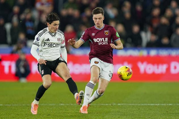 West Ham United v Fulham, Premier League Oliver Scarles of West Ham United under pressure from Harry Wilson of Fulham during the West Ham United v Fulham Premier League match at the London Stadium, London, England on 27 December 2025 Credit: Dylan Hepworth Every Second Media Editorial use only. All images are copyright Every Second Media Limited. No images may be reproduced without prior permission. All rights reserved. Premier League and Football League images are subject to licensing agreements with Football DataCo Limited. see https: www.football-dataco.com Copyright: xIMAGO EveryxSecondxMediax ESM-1725-0045 DylanxHepworthx xEveryxSecondxMediax
