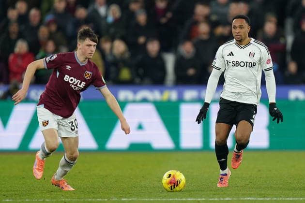 West Ham United v Fulham, Premier League Oliver Scarles of West Ham United under pressure from Kenny Tete of Fulham during the West Ham United v Fulham Premier League match at the London Stadium, London, England on 27 December 2025 Credit: Dylan Hepworth Every Second Media Editorial use only. All images are copyright Every Second Media Limited. No images may be reproduced without prior permission. All rights reserved. Premier League and Football League images are subject to licensing agreements with Football DataCo Limited. see https: www.football-dataco.com Copyright: xIMAGO EveryxSecondxMediax ESM-1725-0050 DylanxHepworthx xEveryxSecondxMediax