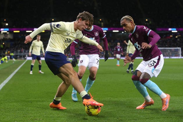 Tyler Dibling of Everton and Lucas Pires of Burnley Burnley v Everton, Premier League, Football, Turf Moor, Burnley, UK - 27 Dec 2025Burnley Turf Moor United Kingdom EDITORIAL USE ONLY No use with unauthorised audio, video, data, fixture lists, club league logos or live services. Online in-match use limited to 120 images, no video emulation. No use in betting, games or single club league player publications. Copyright: xPhilxOldham Shutterstockx 16213162au