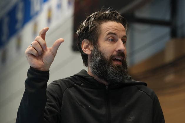27.12.2025, xtgx, ThSV Eisenach - SC Magdeburg v.l. Bennet Wiegert (Magdeburg, Trainer) gibt Anweisungen, gestikuliert mit den Armen, gesticulate, gives instructions Portrait, Portraet, Einzelbild Eisenach