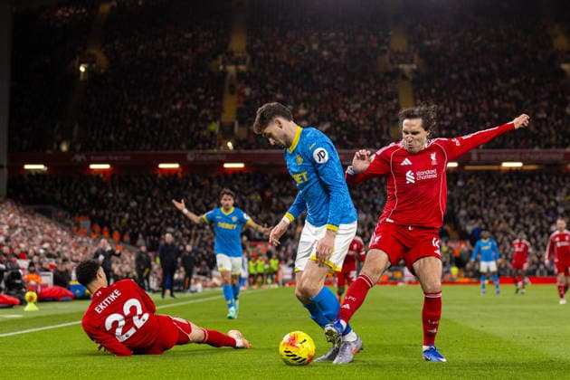 Football - FA Premier League - Liverpool FC v Wolverhampton Wanderers FC LIVERPOOL, ENGLAND - Saturday, December 27, 2025: Liverpool s Federico Chiesa (R) challenges Wolverhampton Wanderers Santiago Bueno during the FA Premier League match between Liverpool FC and Wolverhampton Wanderers FC at Anfield. (Photo by David Rawcliffe Propaganda) LIVERPOOL Anfield MERSEYSIDE ENGLAND  Copyright: xDavidxRawcliffex P2025-12-27-Liverpool_Wolves-63