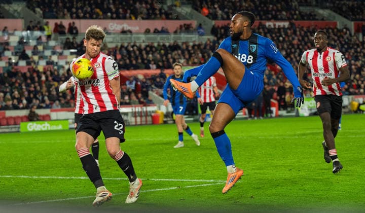 Brentford v Bournemouth Premier League Nathan Collins of Brentford blocks a shot from Antoine Semenyo of Bournemouth during the Premier League match at the Gtech Community Stadium, Brentford 27 12 2025 UK Newspapers OUT Copyright: xGraemexWilcocksonx FIL-22701-0073