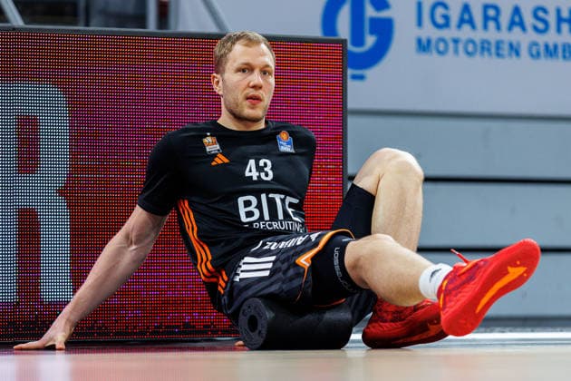 Christian Sengfelder (ratiopharm Ulm, 43), Aufwaermen, warm up, vor Spielbeginn, Einzelbild, Einzelfoto, Portrait, Portraet, BMA365 Bamberg Baskets vs. ratiopharm Ulm, Basketball, easyCredit BBL, 12. Spieltag, 27.12.2025 BMA365 Bamberg Baskets vs. ratiopharm Ulm, Basketball, easyCredit BBL, 12. Spieltag, 27.12.2025 Bamberg Copyright: xEibner-Pressefoto G.xSantemizx EP_EER