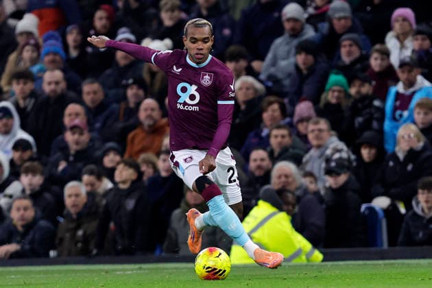 Burnley v Everton, Burnley, UK - 27 December 2025 Lucas Pires of Burnley during the English Premier League Match between Burnley and Everton at Turf Moor on 27 December 2025 in Burnley, England (Photo by Steve Taylor PPAUK) Burnley Turf Moor Lancashire England Copyright: xStevexTaylor PPAUKx PPA-237391