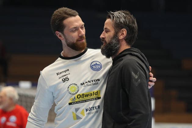 27.12.2025, xtgx, ThSV Eisenach - SC Magdeburg v.l. der ehemalige Magdeburger Nachwuchsspieler Alexander Saul (Eisenach, 95), Bennet Wiegert (Magdeburg, Trainer) Eisenach