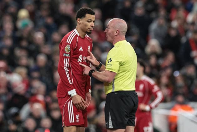 Premier League Liverpool v Wolverhampton Wanderers Referee Simon Hooper speaks to Hugo Ekitike of Liverpool during the Premier League match Liverpool vs Wolverhampton Wanderers at Anfield, Liverpool, United Kingdom, 27th December 2025 (Photo by Mark Cosgrove News Images) Liverpool Anfield Merseyside United Kingdom Copyright: xMarkxCosgrove NewsxImagesx