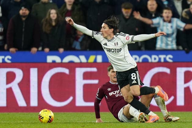 West Ham United v Fulham, Premier League Harry Wilson of Fulham and Freddie Potts of West Ham United battling for the ball during the West Ham United v Fulham Premier League match at the London Stadium, London, England on 27 December 2025 Credit: Dylan Hepworth Every Second Media Editorial use only. All images are copyright Every Second Media Limited. No images may be reproduced without prior permission. All rights reserved. Premier League and Football League images are subject to licensing agreements with Football DataCo Limited. see https: www.football-dataco.com Copyright: xIMAGO EveryxSecondxMediax ESM-1725-0053 DylanxHepworthx xEveryxSecondxMediax