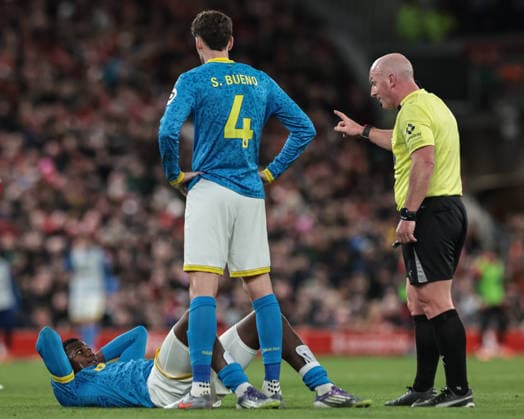 Premier League Liverpool v Wolverhampton Wanderers Yerson Mosquera of Wolverhampton Wanderers looks for treatment but Referee Simon Hooper points to the bench as hes snubbed off during the Premier League match Liverpool vs Wolverhampton Wanderers at Anfield, Liverpool, United Kingdom, 27th December 2025 (Photo by Mark Cosgrove News Images) Liverpool Anfield Merseyside United Kingdom Copyright: xMarkxCosgrove NewsxImagesx