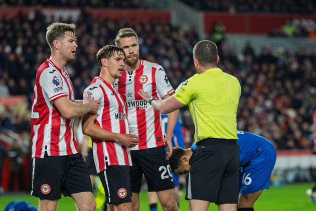 Brentford v Bournemouth Premier League Nathan Collins, Yehor Yarmolyuk and Kristoffer Ajer of Brentford protest to Match Referee Peter Bankes during the Premier League match at the Gtech Community Stadium, Brentford 27 12 2025 UK Newspapers OUT Copyright: xGraemexWilcocksonx FIL-22701-0077