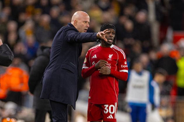 Football - FA Premier League - Liverpool FC v Wolverhampton Wanderers FC LIVERPOOL, ENGLAND - Saturday, December 27, 2025: Liverpool s head coach Arne Slot gives Jeremie Frimpong instructions during a break in play during the FA Premier League match between Liverpool FC and Wolverhampton Wanderers FC at Anfield. (Photo by David Rawcliffe Propaganda) LIVERPOOL Anfield MERSEYSIDE ENGLAND  Copyright: xDavidxRawcliffex P2025-12-27-Liverpool_Wolves-87