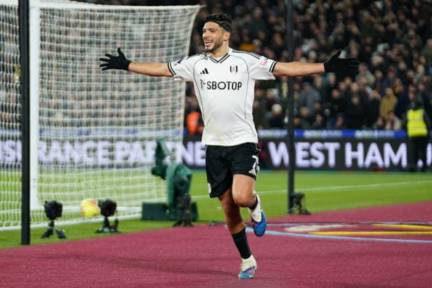 West Ham United v Fulham, Premier League Raul JimÃ nez of Fulham celebrating his goal to make it 0-1 during the West Ham United v Fulham Premier League match at the London Stadium, London, England on 27 December 2025 Credit: Dylan Hepworth Every Second Media Editorial use only. All images are copyright Every Second Media Limited. No images may be reproduced without prior permission. All rights reserved. Premier League and Football League images are subject to licensing agreements with Football DataCo Limited. see https: www.football-dataco.com Copyright: xIMAGO EveryxSecondxMediax ESM-1725-0061 DylanxHepworthx xEveryxSecondxMediax
