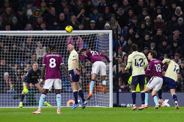 Burnley v Everton, Premier League Michael Keane Of Everton heads the ball clear during the Burnley v Everton Premier League match at Turf Moor, Burnley, England on 27 December 2025 Credit: Lee Keuneke Every Second Media Editorial use only. All images are copyright Every Second Media Limited. No images may be reproduced without prior permission. All rights reserved. Premier League and Football League images are subject to licensing agreements with Football DataCo Limited. see https: www.football-dataco.com Copyright: xIMAGO EveryxSecondxMediax ESM-1726-0078 LeexKeunekex xEveryxSecondxMediax