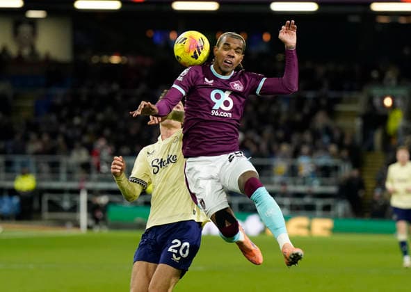 Burnley, England, 27th December 2025. Tyler Dibling of Everton tussles with Lucas Pires of Burnley during the Burnley vs Everton Premier League match at Turf Moor, Burnley. Picture credit should read: Andrew Yates Sportimage EDITORIAL USE ONLY. No use with unauthorised audio, video, data, fixture lists, club league logos or live services. Online in-match use limited to 120 images, no video emulation. No use in betting, games or single club league player publications. SPI_041_AY_Burnley_Everton SPI-4396-0042