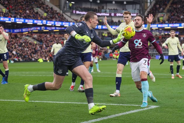 Burnley v Everton - Premier League Jordan Pickford gathers the ball during the Premier League match between Burnley and Everton at Turf Moor in Burnley, on December 27, 2025. Burnley Lancashire United Kingdom  Copyright: xMIxNewsx originalFilename:fletcher-burnleyv251227_npBad.jpg