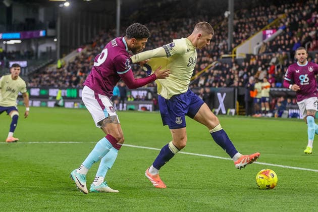 Burnley v Everton - Premier League Vitalii Mykolenko shields the ball during the Premier League match between Burnley and Everton at Turf Moor in Burnley, on December 27, 2025. Burnley Lancashire United Kingdom  Copyright: xMIxNewsx originalFilename:fletcher-burnleyv251227_npLki.jpg