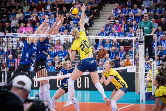 Helena Kok (SSC Palmberg Schwerin, 20) spielt Ball ueber das Netz GER, Allianz MTV Stuttgart vs. SSC Palmberg Schwerin, Volleyball Bundesliga, VBL, Spielzeit 2025 2026, 27.12.2025 GER, Allianz MTV Stuttgart vs. SSC Palmberg Schwerin, Volleyball Bundesliga, VBL, Spielzeit 2025 2026, 27.12.2025 Stuttgart Copyright: xSandyxDinkelackerx EP_SDR