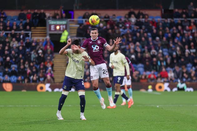 Burnley v Everton - Premier League Josh Cullen wins a header during the Premier League match between Burnley and Everton at Turf Moor in Burnley, England, on December 27, 2025. Burnley Lancashire United Kingdom  Copyright: xMIxNewsx originalFilename:fletcher-burnleyv251227_npUNB.jpg