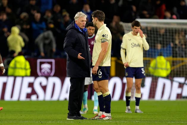 Burnley v Everton, Burnley, UK - 27 December 2025 David Moyes, Manager of Everton and James Tarkowski of Everton following a draw in the English Premier League Match between Burnley and Everton at Turf Moor on 27 December 2025 in Burnley, England (Photo by Steve Taylor PPAUK) Burnley Turf Moor Lancashire England Copyright: xStevexTaylor PPAUKx PPA-237406