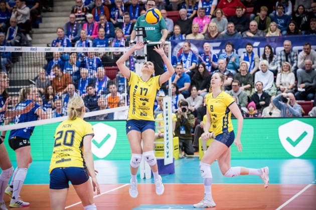 Vedrana Jaksetic (SSC Palmberg Schwerin, 17) - Ballannahme GER, Allianz MTV Stuttgart vs. SSC Palmberg Schwerin, Volleyball Bundesliga, VBL, Spielzeit 2025 2026, 27.12.2025 GER, Allianz MTV Stuttgart vs. SSC Palmberg Schwerin, Volleyball Bundesliga, VBL, Spielzeit 2025 2026, 27.12.2025 Stuttgart Copyright: xSandyxDinkelackerx EP_SDR