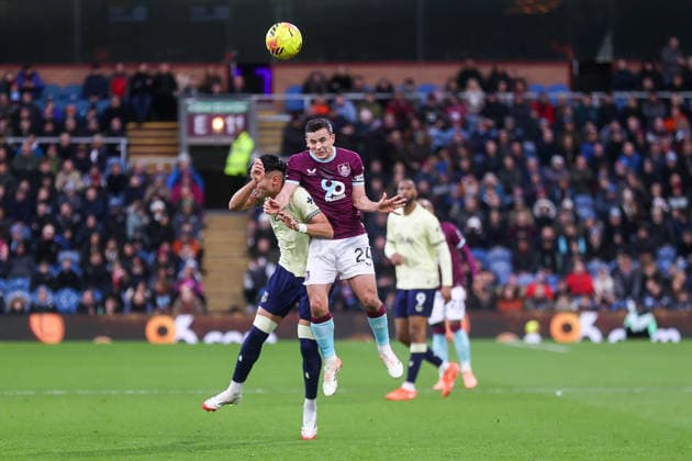 Burnley v Everton - Premier League Josh Cullen wins a header during the Premier League match between Burnley and Everton at Turf Moor in Burnley, England, on December 27, 2025. Burnley Lancashire United Kingdom  Copyright: xMIxNewsx originalFilename:fletcher-burnleyv251227_npj9z.jpg