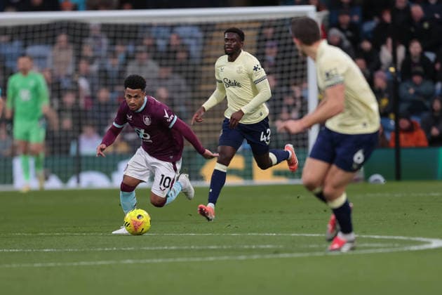 Burnley v Everton - Premier League Marcus Edwards runs during the Premier League match between Burnley and Everton at Turf Moor in Burnley, on December 27, 2025. Burnley Lancashire United Kingdom  Copyright: xMIxNewsx originalFilename:fletcher-burnleyv251227_npDnw.jpg