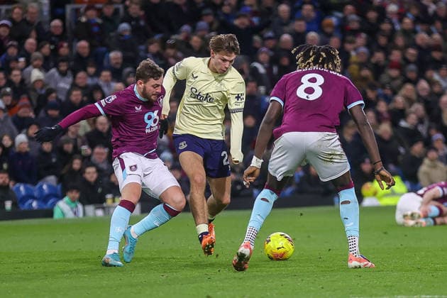 Burnley v Everton - Premier League Micheal Keane takes on the Burnley defense during the Premier League match between Burnley and Everton at Turf Moor in Burnley, England, on December 27, 2025. Burnley Lancashire United Kingdom  Copyright: xMIxNewsx originalFilename:fletcher-burnleyv251227_npLL3.jpg