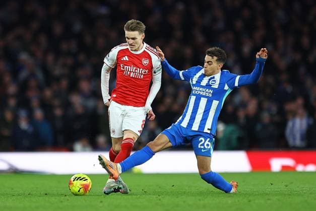 Martin Odegaard of Arsenal and Yasin Ayari of Brighton & Hove Albion Arsenal v Brighton and Hove Albion, Premier League, Football, Emirates Stadium, London, UK - 27 Dec 2025London Emirates Stadium United Kingdom EDITORIAL USE ONLY No use with unauthorised audio, video, data, fixture lists, club league logos or live services. Online in-match use limited to 120 images, no video emulation. No use in betting, games or single club league player publications. Copyright: xMichaelxZemanek Shutterstockx 16213159y