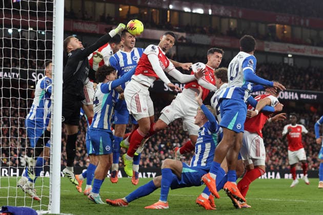 Arsenal v Brighton & Hove Albion 27 December 2025 London - Premier League Football - Arsenal v Brighton & Hove Albion - Lewis Dunk of Brighton & Hove Albion heads the ball away from an Arsenal corner kick - (Photo by Mark Leech). London UK Copyright: xMarkxLeechxOffside
