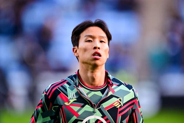 Coventry City v Swansea City, EFL Sky Bet Championship Swansea City midfielder Eom Ji-sung (10) warms up during the EFL Sky Bet Championship match between Coventry City and Swansea City at the Coventry Building Society Arena, Coventry, UK on 26 December 2025. Coventry Coventry Building Society Arena West Midlands UK Editorial use only DataCo restrictions apply See www.football-dataco.com , Copyright: xDennisxGoodwinx PSI-23460-0058