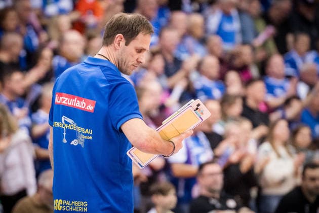 Felix Koslowski (Trainer SSC Palmberg Schwerin) - kritischer Blick auf Taktikboard GER, Allianz MTV Stuttgart vs. SSC Palmberg Schwerin, Volleyball Bundesliga, VBL, Spielzeit 2025 2026, 27.12.2025 GER, Allianz MTV Stuttgart vs. SSC Palmberg Schwerin, Volleyball Bundesliga, VBL, Spielzeit 2025 2026, 27.12.2025 Stuttgart Copyright: xSandyxDinkelackerx EP_SDR
