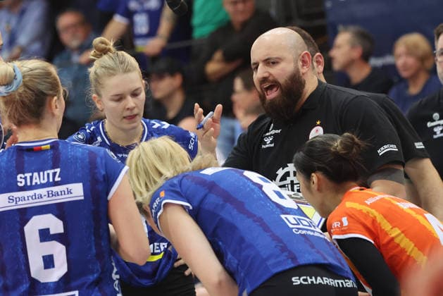 Stuttgart , Volleyball Bundesliga Allianz MTV Stuttgart vs. SSC Palmberg Schwerin , Trainer Konstantin Bitter ( Stuttgart )